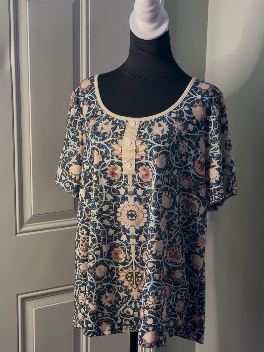 SHEIN Navy Floral Medallion Scoop Neck Short‎ Sleeve Top